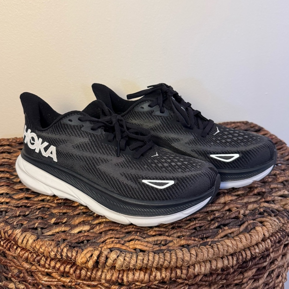 Women’s Hoka Clifton 9 Black and White Athletic Shoes Size US 7D Wide